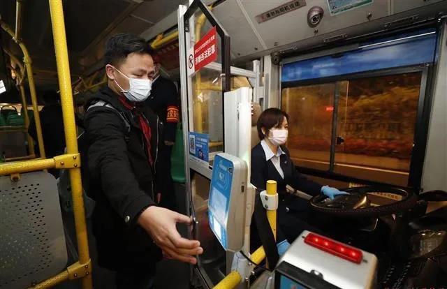 3月25日凌晨5時45分，武漢第一班公交車發(fā)車了！(圖1)