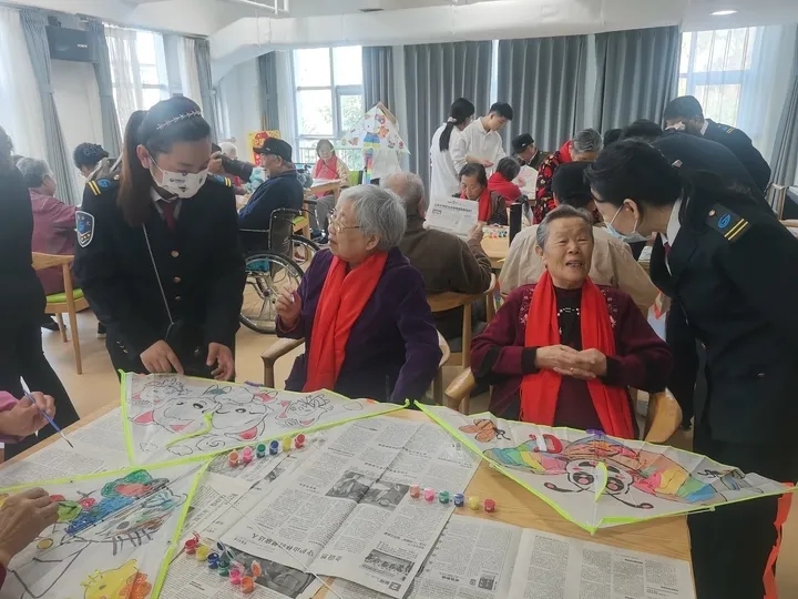 尊老敬老，濟(jì)南公交“紅襪子”愛心志愿服務(wù)隊(duì)成立(圖2)