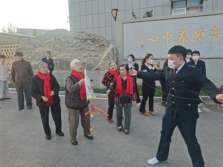 尊老敬老，濟(jì)南公交“紅襪子”愛心志愿服務(wù)隊(duì)成立(圖3)