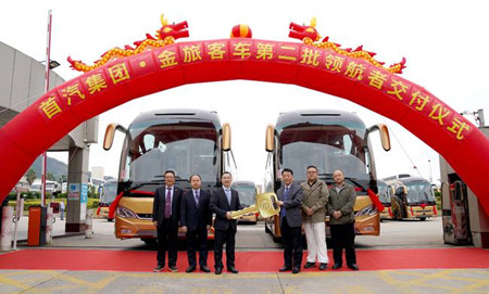 金色榮耀難擋，首汽國(guó)賓車(chē)隊(duì)再添30輛金旅領(lǐng)航者！(圖1)